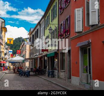 St-Maurice, Svizzera - 18 giugno 2020: Edifici colorati nel centro della città Foto Stock