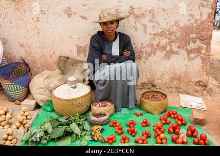 Donna offre verdure in vendita, Sendrisoa, Ambalavao Regione, Highlands centrali, Madagascar, Africa Foto Stock