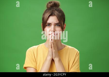 Girlfriend nervosa sconvolto che tiene le mani in preghiera sulle labbra che si accigliano cercando preoccupato di boyfriend stan Foto Stock