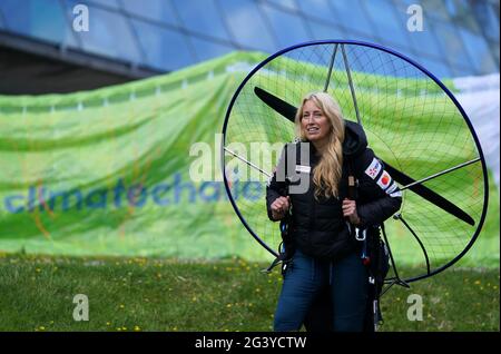 Paramotorista Sacha Dench con il suo paramotore elettrico adattato al Glasgow Science Center. Sacha, conosciuta come "Human Swan", circumnavigerà la Gran Bretagna nel paramotore elettrico adattato, volando in senso antiorario intorno alla costa e tornando a terra a Glasgow circa sei settimane dopo, per celebrare la conferenza sul clima del Cop26 che si terrà a Glasgow. Data immagine: Venerdì 18 giugno 2021. Foto Stock