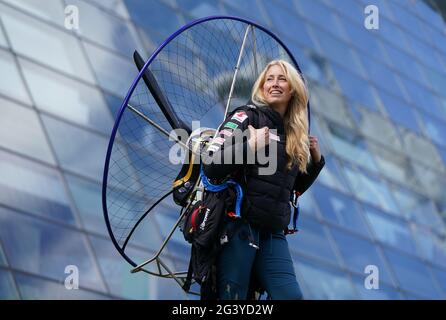 Paramotorista Sacha Dench con il suo paramotore elettrico adattato al Glasgow Science Center. Sacha, conosciuta come "Human Swan", circumnavigerà la Gran Bretagna nel paramotore elettrico adattato, volando in senso antiorario intorno alla costa e tornando a terra a Glasgow circa sei settimane dopo, per celebrare la conferenza sul clima del Cop26 che si terrà a Glasgow. Data immagine: Venerdì 18 giugno 2021. Foto Stock