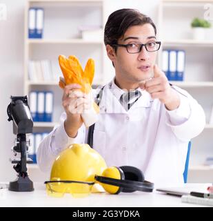 Sicurezza consulenza medico a indossare guanti di protezione Foto Stock