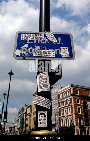 I manifestanti anti anti anti anti-vax hanno messo degli adesivi in tutta Londra durante una protesta e una dimostrazione anti-blocco a Londra nel maggio 2021 Foto Stock