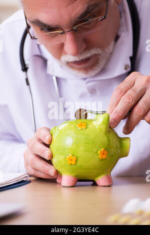 Medico maschile esperto in concetto di remunerazione Foto Stock