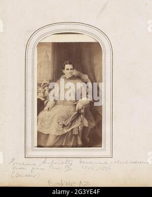 Produzione fotografica (presumibilmente) di un ritratto dipinto di Giacomo Antonelli, Cardinale Segretario di Stato. Parte dell'album fotografico con 123 Cartes-de-Visite di membri di case reali europee, politici e personaggi famosi. Foto Stock