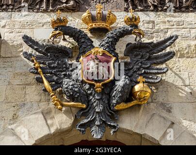 Aquila a doppia testa - il vecchio stemma dell'Impero Russo alla porta della Fortezza di Pietro e Paolo a San Pietroburgo, Russia Foto Stock