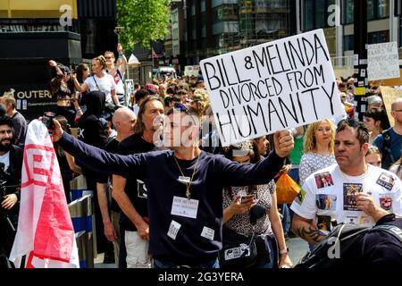 I manifestanti anti anti anti anti-blocco anti-Vax attraversano il centro di Londra per protestare contro le misure di Covid dei governi, inclusi i passaporti per la vaccinazione e le restrizioni alla chiusura dell'apertura.Maggio 29 2021 Foto Stock