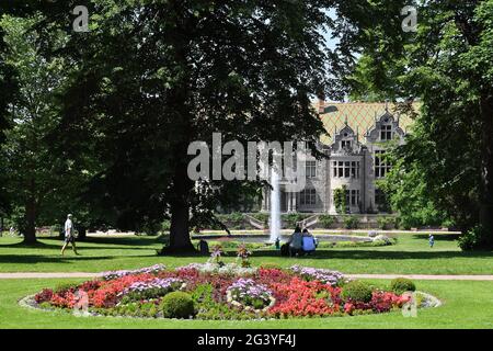 Bad Liebenstein, Germania. 18 Giugno 2021. Il sole splende sul Castello e sul Parco dell'Altenstein. L'ex residenza estiva dei Duchi di Sassonia-Meiningen è uno dei 25 siti all'aperto di Buga in Turingia. Il Salone Federale dell'orticoltura (Buga) si terrà a Erfurt dal 23 aprile al 10 ottobre 2021. Credit: Martin Schutt/dpa-Zentralbild/dpa/Alamy Live News Foto Stock