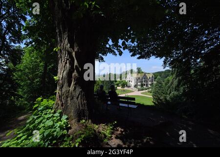 Bad Liebenstein, Germania. 18 Giugno 2021. Il sole splende sul Castello e sul Parco dell'Altenstein. L'ex residenza estiva dei Duchi di Sassonia-Meiningen è uno dei 25 siti all'aperto di Buga in Turingia. Il Salone Federale dell'orticoltura (Buga) si terrà a Erfurt dal 23 aprile al 10 ottobre 2021. Credit: Martin Schutt/dpa-Zentralbild/dpa/Alamy Live News Foto Stock