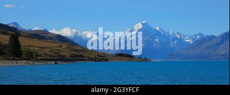 Riva del lago Pukaki e vista in lontananza del Monte Cook. Foto Stock