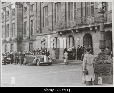 La regina Guglielmina entra nel Palazzo reale di Amsterdam. Parte dell'album fotografico realizzato da Eva Pennink con le registrazioni delle principesse Beatrix, Irene, Margriet e Marijke dal 1948 al 1951. Foto Stock