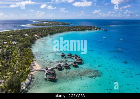 Vista aerea dei bungalow sull'acqua dell'Hotel Kia ora Resort Foto Stock