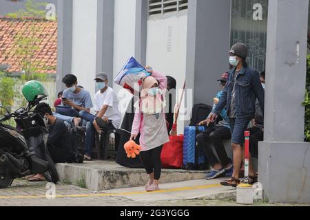 Giacarta, Indonesia. 18 Giugno 2021. Covid-19 pazienti al Lubang Buaya Community Health Center, Jakarta Est, Indonesia in attesa di essere evacuati al Wisma Atlet Emergency Hospital, Kemayoran, Jakarta, venerdì 8 giugno 2021. Questo processo di evacuazione è un seguito al numero crescente di casi di Covid-19 nel DKI Jakarta dopo la vacanza di Idul Fitri. (Foto di Kuncoro Widyo Rumpoko/Pacific Press) Credit: Pacific Press Media Production Corp./Alamy Live News Foto Stock