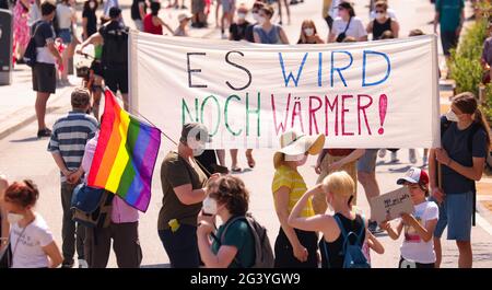 Amburgo, Germania. 18 Giugno 2021. Numerosi sostenitori del "Bündnis venerdì per il futuro" dimostrano sotto lo slogan "ancora insieme per il clima!" Nel centro di Amburgo. La demo è la più grande dal settembre 2020 ed è stata resa possibile da un'esenzione. Credit: Ulrich Perrey/dpa/Alamy Live News Foto Stock