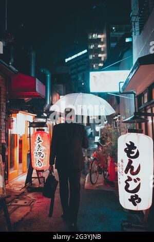 Uomo d'affari sulla sua strada di casa a Osaka, Giappone Foto Stock