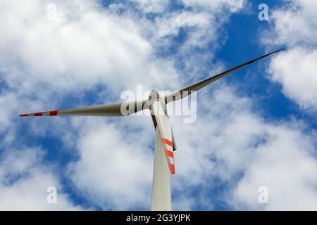 Turbina eolica su cielo nuvoloso Foto Stock