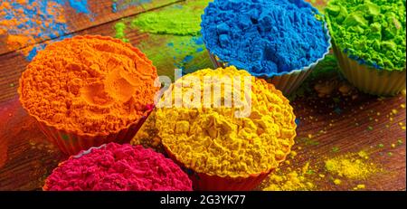 Colorato tradizionale holi polvere in ciotole. Felice holi. Concept festival indiano di colore chiamato Holi. Polvere di gulal organica Foto Stock