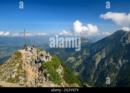 Diverse persone si trovano sulla cima di Rubihorn, Rubihorn, Allgäu Alpi, Allgäu, Svevia, Baviera, Germania Foto Stock