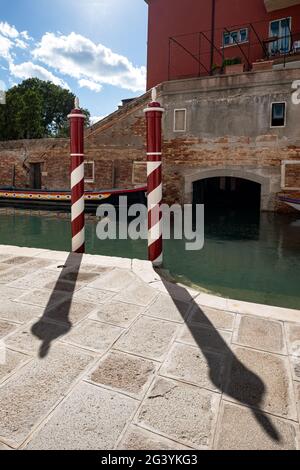 Vista dei tipici pali veneziani lungo un canale di Cannaregio, Venezia, Veneto, Italia, Europa Foto Stock