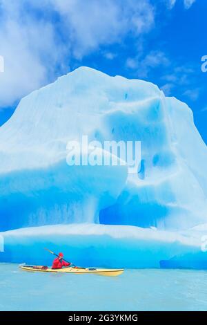 Kayak in canoa vicino iceberg, Torres del Paine National Park, Cile, Sud America Foto Stock