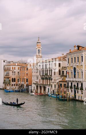 Venezia, Italia - 04 ottobre 2019: Una gondola con turisti sta navigando lungo il Canal Grande tra le facciate delle case veneziane st Foto Stock