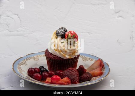 cupcake con fragole su uno sfondo chiaro primo piano Foto Stock