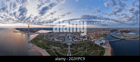 Russia, San Pietroburgo, 06 maggio 2020: Immagine panoramica aerea del più alto grattacielo in Europa centro di Lakhta al tramonto, del Parco di 3 Foto Stock