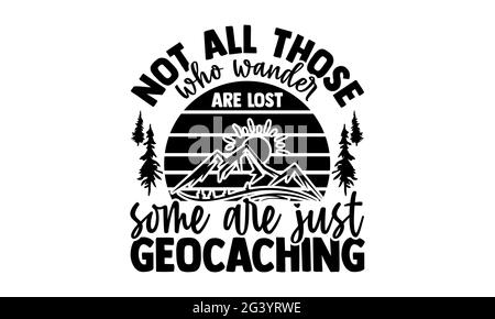 Non tutti coloro che vagano sono persi alcuni sono solo geocaching - Geocaching t shirt design, a mano scritta frase, Calligraphy t shirt design, Isol Foto Stock