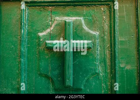 L'ingresso alla chiesa. Croce cristiana sulla porta Foto Stock