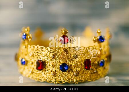 Corona d'oro incrostata di pietre preziose per matrimoni in chiesa Foto Stock