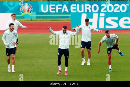 Madrid, Spagna. 18 Giugno 2021. Calcio: Campionato europeo, Gruppo e, allenamento finale Spagna prima della partita contro la Polonia. I giocatori spagnoli si stanno riscaldando. Credit: Cezaro De Luca/dpa/Alamy Live News Foto Stock