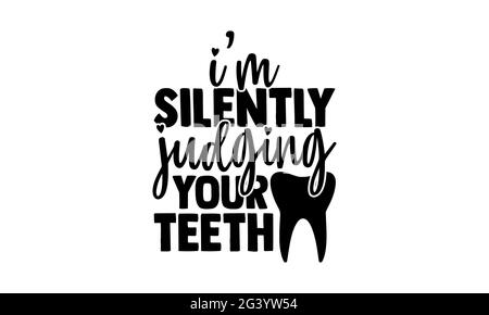 Sto silenziosamente giudicando i vostri denti - il disegno di T-shirt di dentista, la frase scritta disegnata a mano, il disegno di T-shirt di Calligraphy, isolato su sfondo bianco, svg Foto Stock