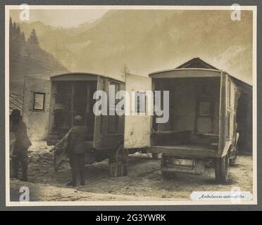 Soldati fortuna barelle sul retro di due ambulanze, presumibilmente italiani; ambulanze-automobili .. Parte dell'album fotografico Medical mission H. de Rothschild to the Italian Front 1916. Foto Stock