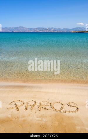 Spiaggia di Santa Maria con sabbia dorata, acque color smeraldo e vista sull'isola di Naxos. La migliore spiaggia di Paros. CICLADI, Grecia Foto Stock