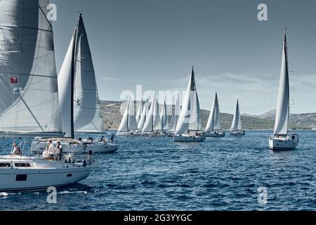 Croazia, Mare Adriatico, 18 settembre 2019: Le barche a vela gareggiano in una regata velica, corsa in barca a vela, riflesso di vele in acqua, numb Foto Stock