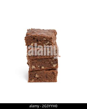 Pila di pezzi di brownie al cioccolato al forno con noce isolato su sfondo bianco Foto Stock