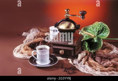 Still Life con caffè e mulino Foto Stock