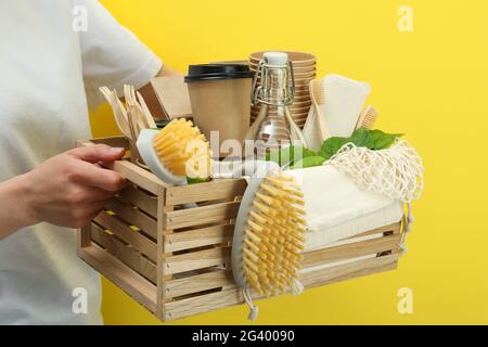 Eco-friendly zero rifiuti concetto su sfondo giallo Foto Stock