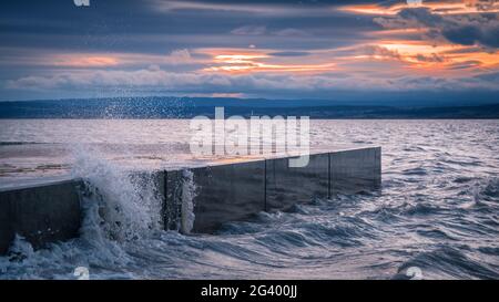 Onde che si schiantano sulla talpa Foto Stock