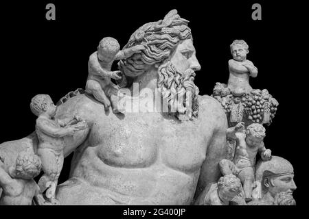 Antico busto del fiume Nilo dio. Testa e spalle dettaglio dell'uomo antico con scultura della barba. Antica statua isolata su bl Foto Stock