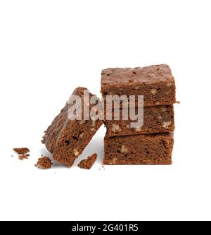 Pila di pezzi di brownie al cioccolato al forno con noce isolato su sfondo bianco Foto Stock