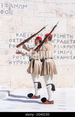 Soldati Evzone esecuzione di cambio della guardia, Atene, Grecia, Europa Foto Stock