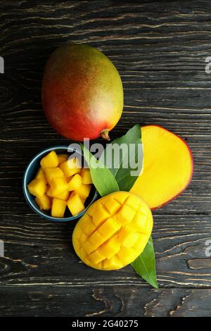 Gustosa frutta di mango matura su tavolo di legno Foto Stock