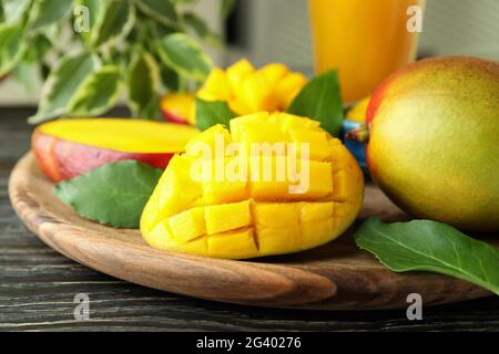 Gustosa frutta di mango matura su tavolo di legno Foto Stock