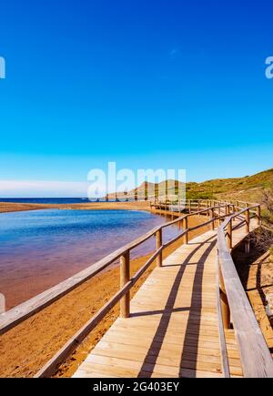 Jetty in legno della Platja de Binimella, spiaggia di Binimella, Minorca o Minorca, Isole Baleari, Spagna Foto Stock