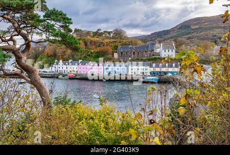 Porto e porto di fronte edifici, Portree, Isola di Skye in Scozia Foto Stock