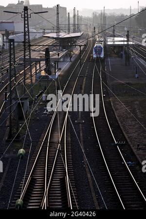Treno locale alla stazione di Oberbarman, Wuppertal, Nord Reno-Westfalia, Germania, Europa Foto Stock