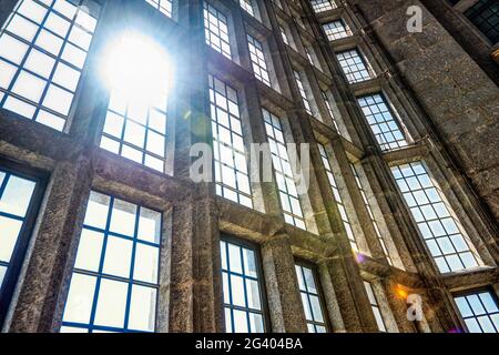 Luce del sole che passa attraverso le alte finestre del Castello Drogo degli anni '20, Devon, Regno Unito Foto Stock