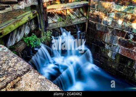 L'acqua passa attraverso le vecchie porte di chiusura del canale sul canale C e o nel Maryland rurale Foto Stock