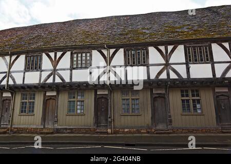 Fila di proprietà terrazzate del periodo Tuder in Church Street, Tewkesbury, Gloucestershire Foto Stock